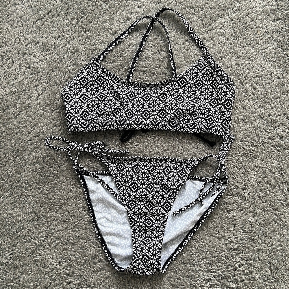 Black and white print bikini set